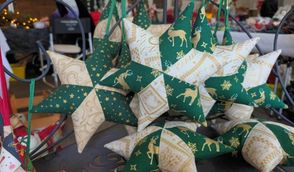 Selbstgenähte Dekokissen gehören auch zum Sortiment der Adventsausstellung.