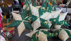 Selbstgenähte Dekokissen gehören auch zum Sortiment der Adventsausstellung.