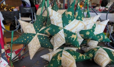 Selbstgenähte Dekokissen gehören auch zum Sortiment der Adventsausstellung.