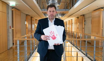 Bundestagsabgeordneter Lars Klingbeil mit den gesammelten „roten Händen“ gegen Kindersoldatinnen.