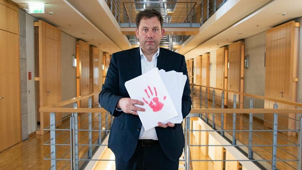 Bundestagsabgeordneter Lars Klingbeil mit den gesammelten „roten Händen“ gegen Kindersoldatinnen.