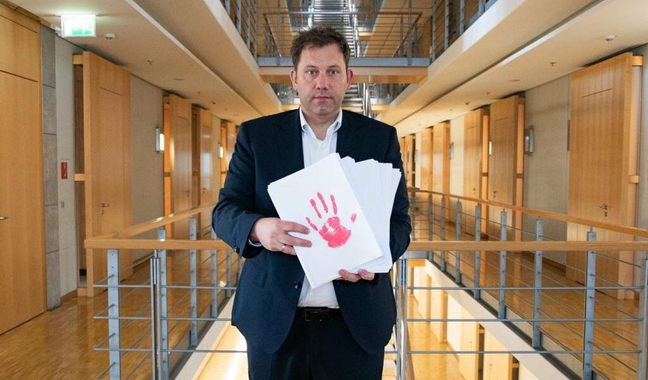 Bundestagsabgeordneter Lars Klingbeil mit den gesammelten „roten Händen“ gegen Kindersoldatinnen.