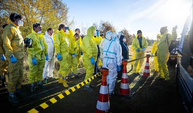 Ausgerüstet mit Schutzkleidung machten sich die Einsatzkräfte an die Arbeit.
