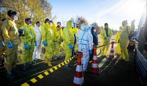 Ausgerüstet mit Schutzkleidung machten sich die Einsatzkräfte an die Arbeit.