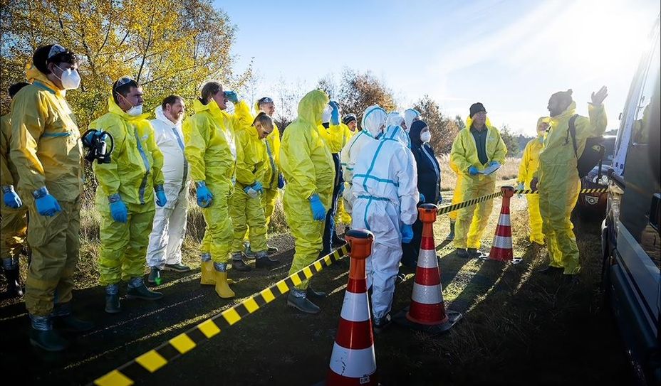 Ausgerüstet mit Schutzkleidung machten sich die Einsatzkräfte an die Arbeit.
