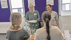 Anna Soltau und Seniz Deniz vom Gesundheitsamt im Gespräch mit zwei Schülerinnen.