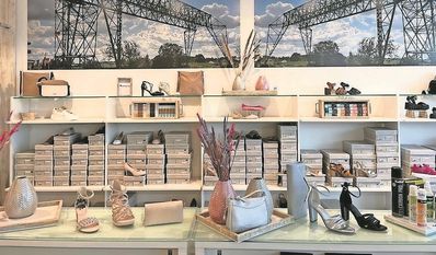 Eine bunte Auswahl an Schuhen und Taschen warten auf die Kunden.