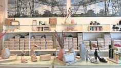 Eine bunte Auswahl an Schuhen und Taschen warten auf die Kunden.