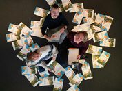 Von links: Rebecca Eberth vom ASO, Christoph Mahlstedt vom Wasser- und Abwasserverband Osterholz und Gina Hirsch, Osterholzer Stadtwerke, präsentieren den neuen Familienkalender für das Jahr 2026.