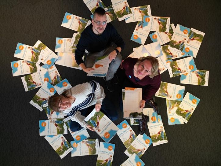 Von links: Rebecca Eberth vom ASO, Christoph Mahlstedt vom Wasser- und Abwasserverband Osterholz und Gina Hirsch, Osterholzer Stadtwerke, präsentieren den neuen Familienkalender für das Jahr 2026.