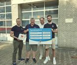 Bei der Spendenübergabe an der Rettungswache: (v. l.) Remo Piesnack, Tammo Löffler, Steffen von Rahden und Luca Heinze.