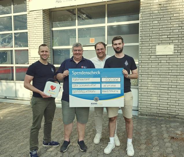 Bei der Spendenübergabe an der Rettungswache: (v. l.) Remo Piesnack, Tammo Löffler, Steffen von Rahden und Luca Heinze.