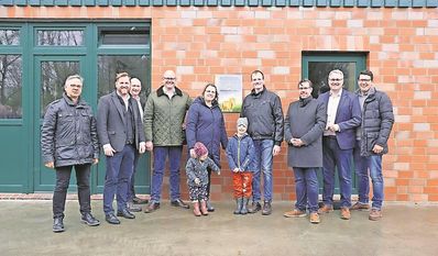 Mit Stolz präsentiert die Familie Schröder mit den Akteuren der Landesvereinigung ihre neue Auszeichnung.