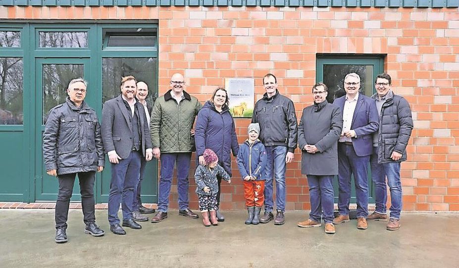 Mit Stolz präsentiert die Familie Schröder mit den Akteuren der Landesvereinigung ihre neue Auszeichnung.