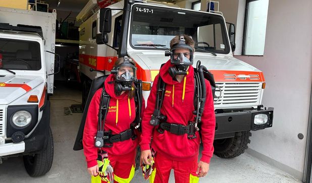 Manja und Max Rengel freuen sich über die neue Tauchausrüstung.
