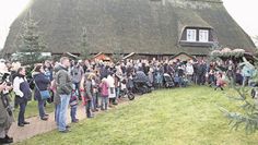 Die Besucher vor dem Heimathaus bei der Eröffnung.
