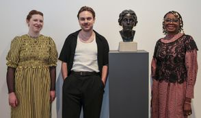 Die Preisträger:innen von 2024: (v. l.) Wiebke Mehrtens, Jonas Höschl und Ngozi Ajah neben „Portrait Paula Modersohn-Becker“, Büste von Clara Rilke-Westhoff.