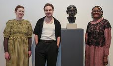 Die Preisträger:innen von 2024: (v. l.) Wiebke Mehrtens, Jonas Höschl und Ngozi Ajah neben „Portrait Paula Modersohn-Becker“, Büste von Clara Rilke-Westhoff.