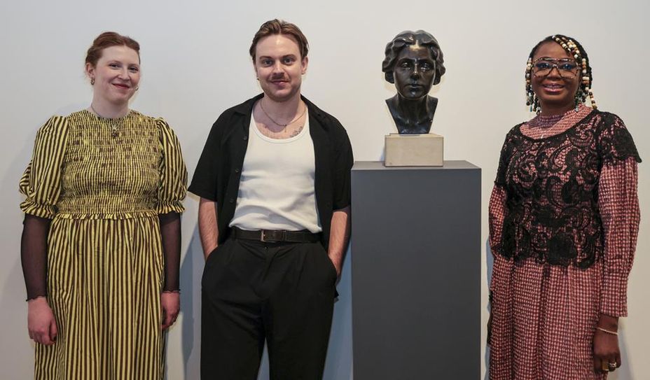 Die Preisträger:innen von 2024: (v. l.) Wiebke Mehrtens, Jonas Höschl und Ngozi Ajah neben „Portrait Paula Modersohn-Becker“, Büste von Clara Rilke-Westhoff.