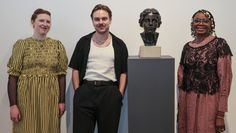 Die Preisträger:innen von 2024: (v. l.) Wiebke Mehrtens, Jonas Höschl und Ngozi Ajah neben „Portrait Paula Modersohn-Becker“, Büste von Clara Rilke-Westhoff.
