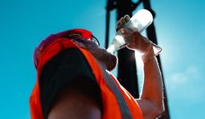 Wer draußen in der Sommerhitze arbeitet, benötigt viel Wasser _ am besten jede Viertelstunden einen kräftigen Schluck.