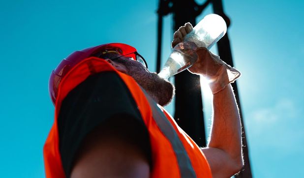 Wer draußen in der Sommerhitze arbeitet, benötigt viel Wasser _ am besten jede Viertelstunden einen kräftigen Schluck.