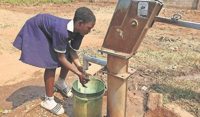 Ein einziger Brunnen muss häufig bis zu 3.000 Menschen mit Wasser versorgen. Foto: Johanna Kunz