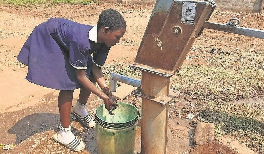 Ein einziger Brunnen muss häufig bis zu 3.000 Menschen mit Wasser versorgen. Foto: Johanna Kunz