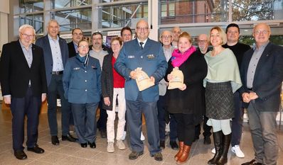 Kathrin Nienaber (Johannishag) und Kai Murken (THW) nahmen die symbolischen Geldsäcke in Empfang.