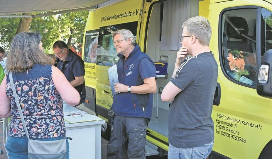 Dr. Matthias Albrecht bei der Diskussion mit den beiden Mitarbeiter:innen der Unteren Wasserbehörde vom Landkreis Rotenburg.