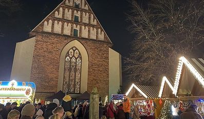 Neben einem nostalgischen Karussell sorgen Trampolinspringen und Entenangeln für leuchtende Augen.