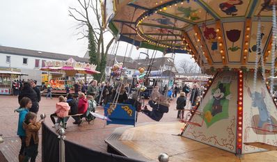 Der Autoscooter und das Kettenkarussell sind nur zwei von einer Vielzahl an Fahrgeschäften, bei denen sich auch die kleinen Gäste vergnügen können.