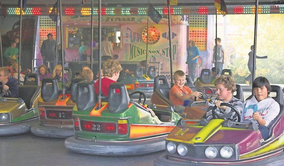 Der Autoscooter und das Kettenkarussell sind nur zwei von einer Vielzahl an Fahrgeschäften, bei denen sich auch die kleinen Gäste vergnügen können.