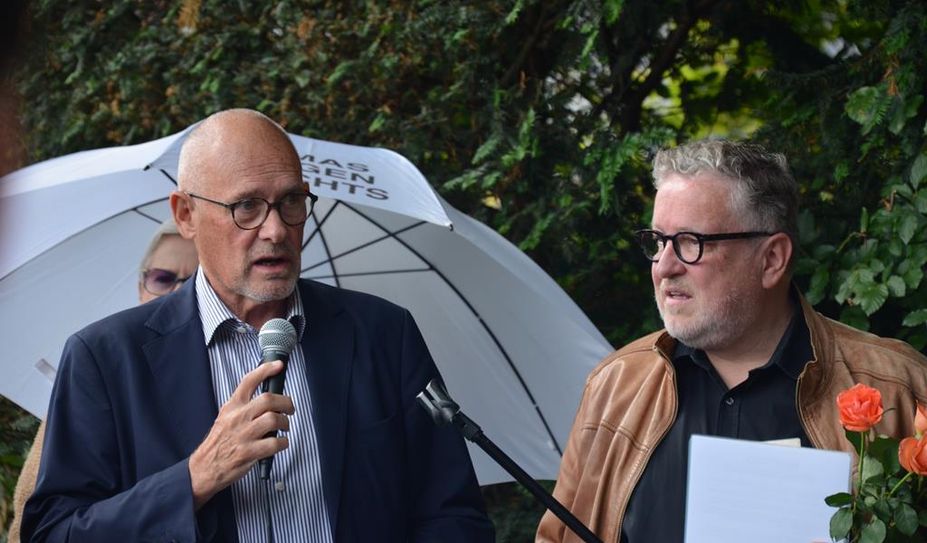 Hans-Gunnar Gustavsson (links) sprach über seine Mutter Anni Knipp-Gustavsson.