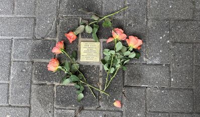 Der Stolperstein für Anni Knipp-Gustavsson ist in der Hauptstraße 42 zu finden