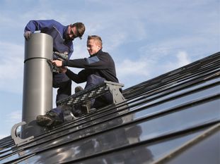 Was viele nicht wissen: Metalldächer werden vom Klempner montiert. Foto: ZVSHK/txn