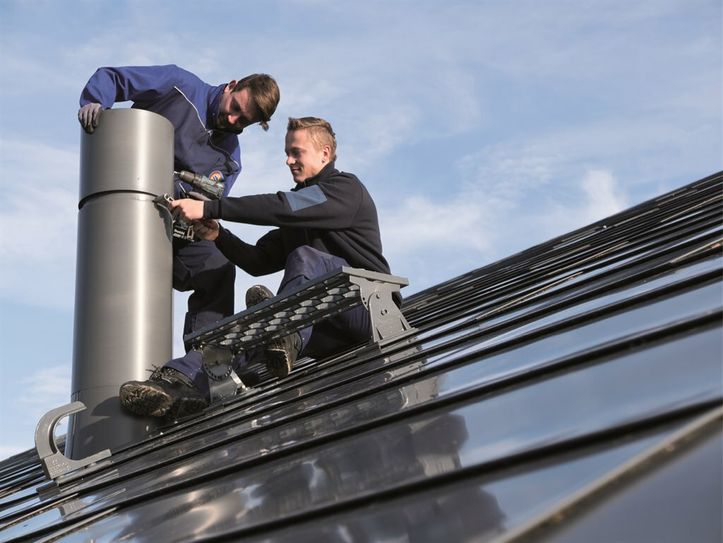 Was viele nicht wissen: Metalldächer werden vom Klempner montiert. Foto: ZVSHK/txn