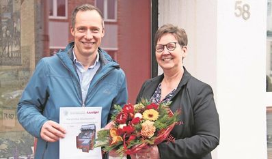 Ingo von Oesen darf sich über einen nagelneuen Strandkorb aus Buxtehude freuen. Anja Hildebrandt übergab dem Gewinner seinen Gutschein beim Anzeiger in Osterholz-Scharmbeck.