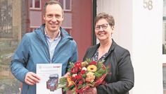 Ingo von Oesen darf sich über einen nagelneuen Strandkorb aus Buxtehude freuen. Anja Hildebrandt übergab dem Gewinner seinen Gutschein beim Anzeiger in Osterholz-Scharmbeck.
