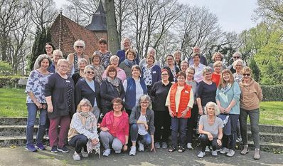Bremervörde (eb). Insgesamt 33 Ehrenamtliche des Ambulanten Hospizdienstes Bremervörde-Zeven besuchten Mitte April die Freizeit- und Bildungsstätte Oese, um sich mit dem Thema „Menschen in Demenz begleiten“ zu beschäftigen. Die Referentin Sandra Eisenberg aus Hamburg, die beruflich und privat mit dem Thema unterwegs ist, holte alle dort ab, wo sie mit ihren Kenntnissen und Erfahrungen standen und brachte viel fachlichen Input mit. Entschleunigung und Empathie sind wichtige Aspekte im Umgang mit demenzerkrankten Menschen. Weitere Informationen zum Ambulanten Hospizdienst gibt es unter hospizdienst.org oder 0160/90330685.