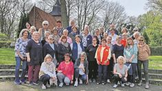 Bremervörde (eb). Insgesamt 33 Ehrenamtliche des Ambulanten Hospizdienstes Bremervörde-Zeven besuchten Mitte April die Freizeit- und Bildungsstätte Oese, um sich mit dem Thema „Menschen in Demenz begleiten“ zu beschäftigen. Die Referentin Sandra Eisenberg aus Hamburg, die beruflich und privat mit dem Thema unterwegs ist, holte alle dort ab, wo sie mit ihren Kenntnissen und Erfahrungen standen und brachte viel fachlichen Input mit. Entschleunigung und Empathie sind wichtige Aspekte im Umgang mit demenzerkrankten Menschen. Weitere Informationen zum Ambulanten Hospizdienst gibt es unter hospizdienst.org oder 0160/90330685.