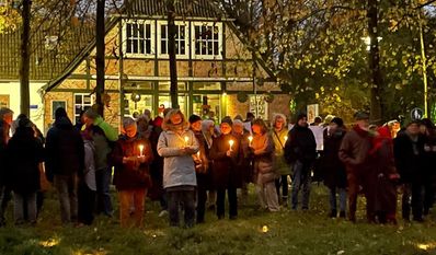 Kerzen leuchteten auf dem Rosa-Abraham-Platz in Worpswede.