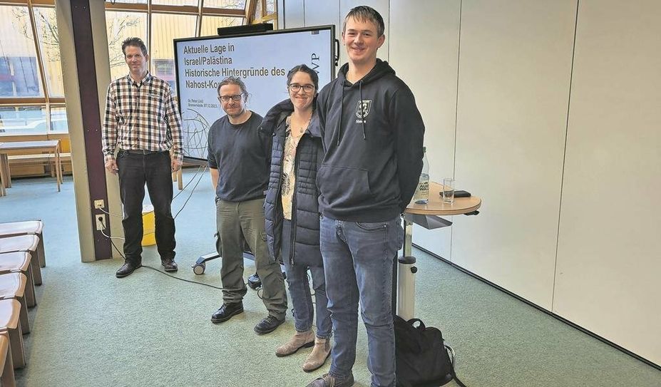 (v.l.) Koordinator Christoph Hagedorn mit Referent Dr. Peter Lintl, der Schülerin Laura Schröder und Schüler Simon Postels.