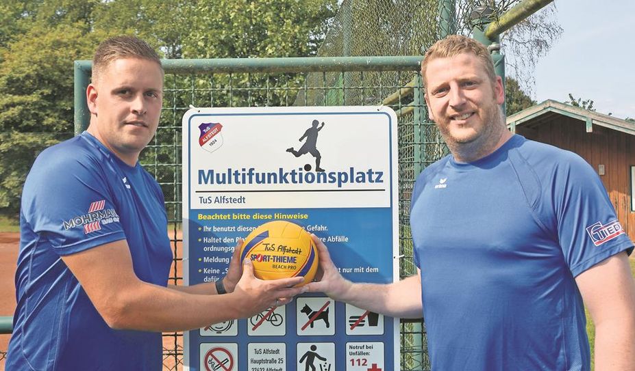 (v. l.) Sebastian Tiedemann und Tobias Wölbern freuen sich, dass der neue Multifunktionsplatz bei der Festwoche eingeweiht werden kann.