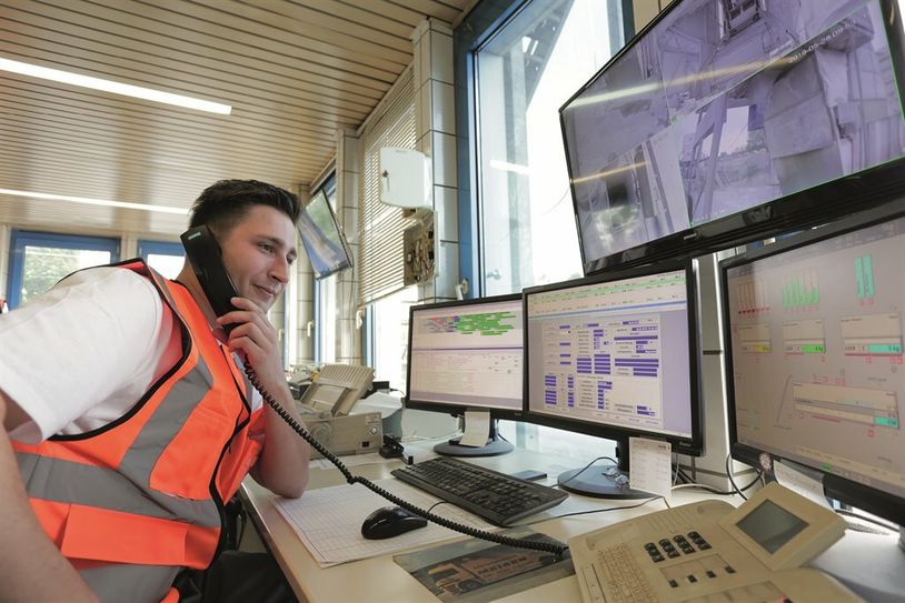 Im neuen Traumjob alles im Blick: Der Steuerstand eines Werks für Transportbeton ist einer der Arbeitsplätze für den Verfahrensmechaniker. Foto: betonbild/txn