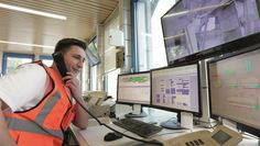 Im neuen Traumjob alles im Blick: Der Steuerstand eines Werks für Transportbeton ist einer der Arbeitsplätze für den Verfahrensmechaniker. Foto:  betonbild/txn