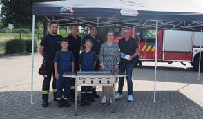 Die Mitglieder der Jugendfeuerwehr freuen sich über das Faltzelt und den Gasgrill. Auch Gerhard Pols (rechts) kann den Restaurantgutschein gut gebrauchen.