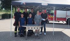 Die Mitglieder der Jugendfeuerwehr freuen sich über das Faltzelt und den Gasgrill. Auch Gerhard Pols (rechts) kann den Restaurantgutschein gut gebrauchen.