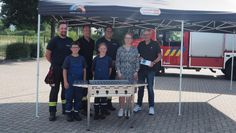 Die Mitglieder der Jugendfeuerwehr freuen sich über das Faltzelt und den Gasgrill. Auch Gerhard Pols (rechts) kann den Restaurantgutschein gut gebrauchen.