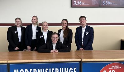 Sie boten den Besuchern den besonderen Messezins: Yvonne Jaroni (2.v. re), gemeinsam mit fünf Auszubildenden.